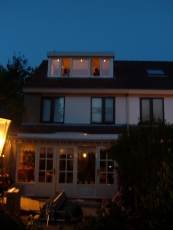 Dakkapel W Druckerstraat in avondlicht